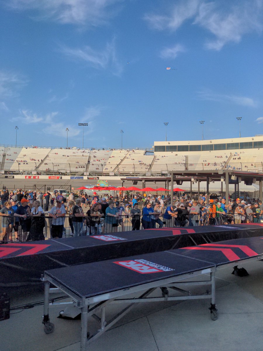 Been running rock, pop, country and EDM so far on today's NASCAR gig but I thiiiiiiink I want to play some go-go next. What do I win if I pull that off?
#GoBowling250
#FederatedAutoParts400