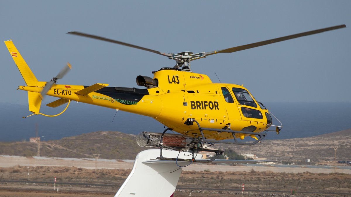 TNFspotting's tweet photo. AS350 de la Brifor partiendo de su base en Tenerife Sur en apoyo al incendio forestal en la Orotava #IFPinolere #BomberosTF https://t.co/qs99FLSWUI
