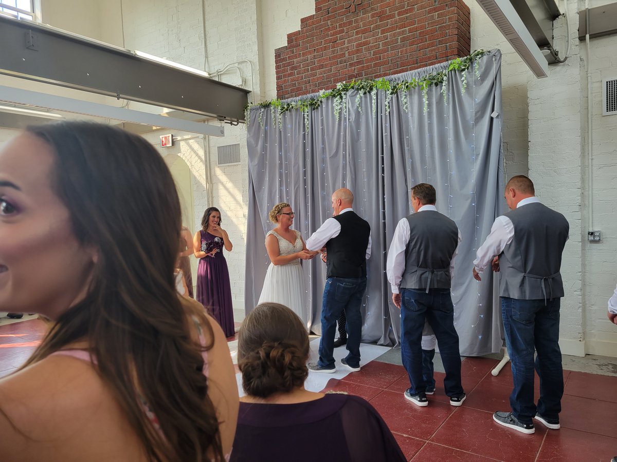 samsdragon's tweet photo. Pictures from my cousin Amanda's wedding https://t.co/Tjjd3wQ3zz
