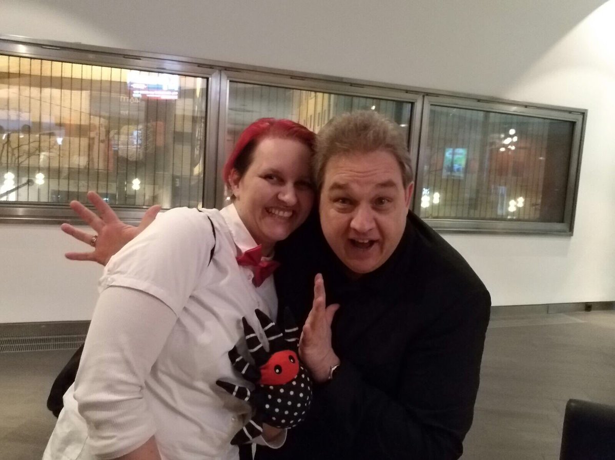 FrauPerla's tweet photo. Der beste aller Kalkmänner und die pinkfliegige Hälfte des #SchleFaZ Götterduos feiert heute den Eintritt in ein neues Lebensjahr.
Lieber Olli, von 💖 alles Gute!
Ich lasse Dich und den Moment des ersten realen Treffens mit Dir hochleben.
#TeamOlli #LarsFred
!B https://t.co/jpx9E4w0pb