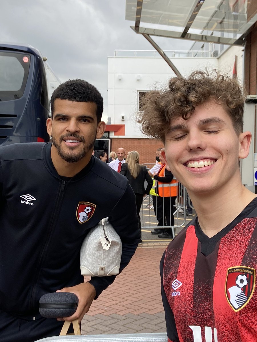 Juron24's tweet image. I managed to get a picture with my hero Dom Solanke, but of course my eyes are closed!! Any photoshop wizards able to fix that? 😂 #afcb