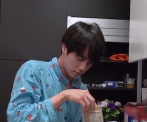 itsdoyeonn's tweet photo. Pagi pagi banget udah laper tapi gak ada makan tapi malas masak. Tentu saja suami to the rescue! https://t.co/xJhby8N2Fh