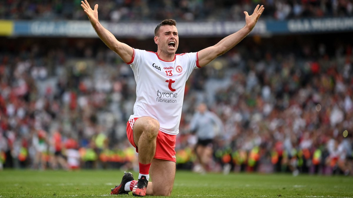 SportTG4's tweet photo. Deis eile Cluiche Ceannais Peile na hÉireann 2021 a fheiceáil 

Watch the @TyroneGAALive All-Ireland victory all over again 

@TG4TV ag ⏰ 23:45 

#GAA #TyroneforSam #TírEoghainAbú 

níl aon 👔 i Tír Eoghain...
...ach tá Sam ann anois 🏆 https://t.co/pe904rT4P6