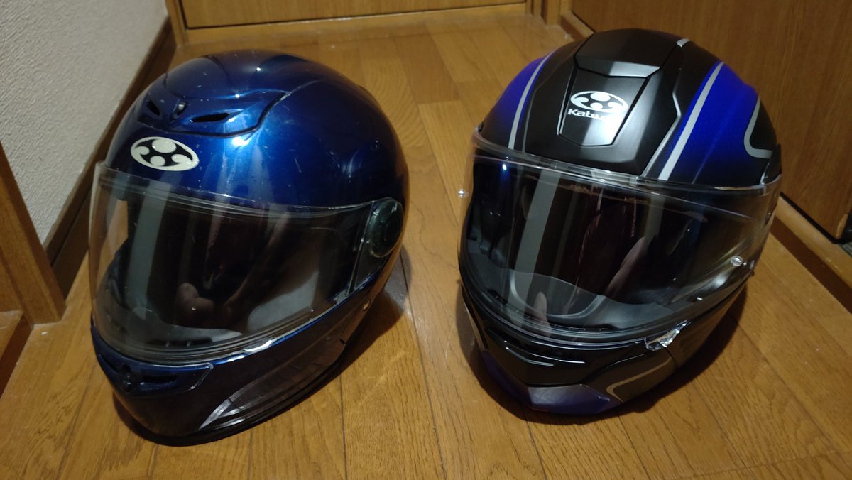 roadster_sr3's tweet image. 10年近く使ったヘルメットを新調しました。
15年ほど前は半ヘル御用達の安価なメーカーの印象だったけど、今では信頼ブランドの仲間入りをした(失礼🤐)OGKさんのシステムヘルメットを再度選択。
定価が倍以上になっても価値ある進化していて気に入りました。
#フリップアップ党
#KAZAMI
#VALER