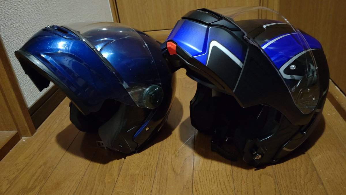 roadster_sr3's tweet image. 10年近く使ったヘルメットを新調しました。
15年ほど前は半ヘル御用達の安価なメーカーの印象だったけど、今では信頼ブランドの仲間入りをした(失礼🤐)OGKさんのシステムヘルメットを再度選択。
定価が倍以上になっても価値ある進化していて気に入りました。
#フリップアップ党
#KAZAMI
#VALER