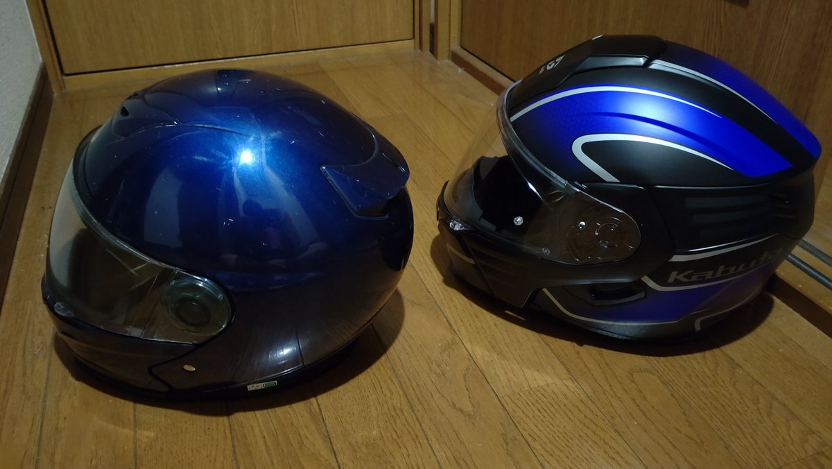 roadster_sr3's tweet image. 10年近く使ったヘルメットを新調しました。
15年ほど前は半ヘル御用達の安価なメーカーの印象だったけど、今では信頼ブランドの仲間入りをした(失礼🤐)OGKさんのシステムヘルメットを再度選択。
定価が倍以上になっても価値ある進化していて気に入りました。
#フリップアップ党
#KAZAMI
#VALER
