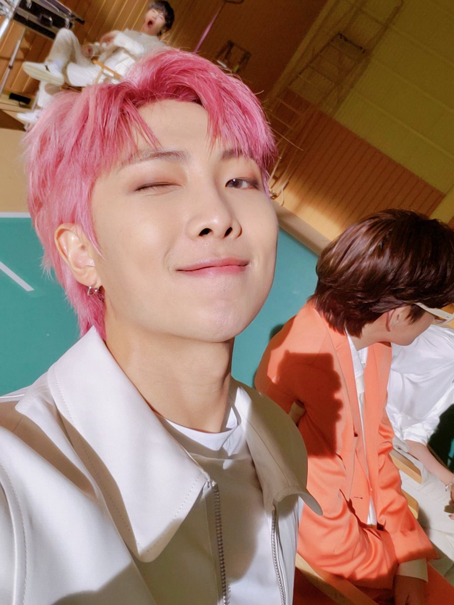 chamu_minhope's tweet photo. ナムさんお誕生日おめでとうございます🎉🎂👏👏
世界一かっこいいリーダー！！
メンバーをいつも支えてくれてありがとうございます
ナムさんの言葉の表現がすごく好きです😌💭
どうか健康で幸せな日々をお過ごしください💜✨
#HAPPYRMDAY
#HappyNamjoonDay https://t.co/cQiOxnj7zq