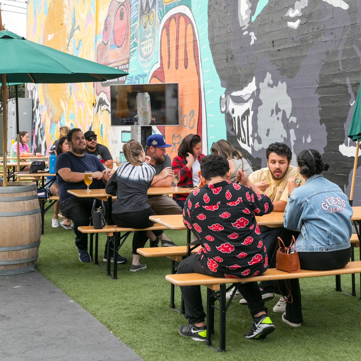 trademarkbrew's tweet photo. Pull up a seat! There's nothing better than watching your team on a big screen, which are located both inside the taproom and out on the patio for you to enjoy!
#trademarkbrewing #labrewers #LAbeer #craftbeer #longbeach #longbeachbeer #craftbeerlb #sanpedro #sports https://t.co/WVhlleNUBB