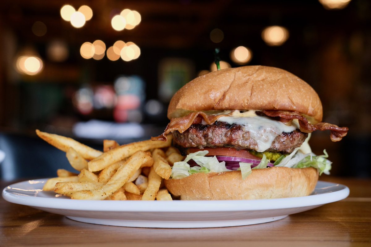 Have you ever had #remoulade on your burger? 🤯

📍@pearlschicago 

#chicago #burger #cajunfries #chicagoburger #edgewaterchicago #chicagodining #lunch #cheeseburger #fries #yum #meatlover #burgerlover #foodphotography