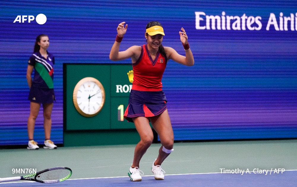 afpfr's tweet photo. 🎾 🇬🇧 #USOpen2021 : Elle a tout emporté sur son passage! La Britannique Emma Raducanu, 18 ans, 150e mondiale, devient la 1ère joueuse à remporter un Grand chelem en passant par les qualifications, après sa victoire (6-4 / 6-3) face à la Canadienne Leylah Fernandez #AFPSports https://t.co/WLg7Rqcvjx