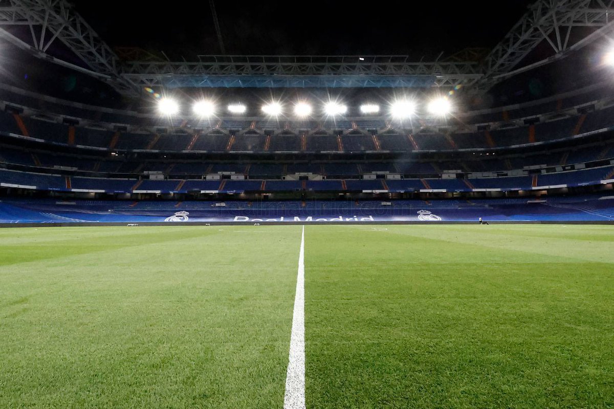 elchiringuitotv's tweet photo. 😱🏟 Así LUCE el SANTIAGO BERNABÉU la noche de antes de que vuelva a ACOGER un partido del REAL MADRID.

Fotos vía: @nuevobernabeu https://t.co/bMjnvPf3fC