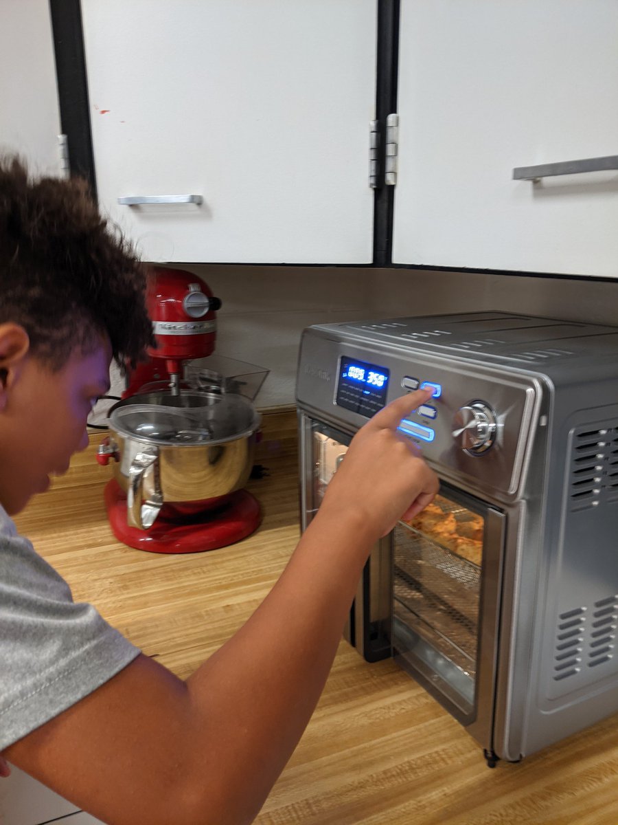christi_bowman's tweet photo. Here are some of my students who learned how to make homemade chicken strips.  @CCMSTigers https://t.co/AX280qwdxH