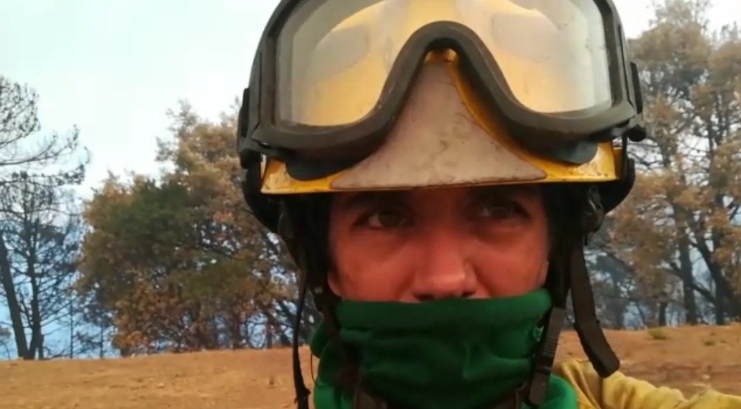 Mi peor incendio...y sin pisarlo.
Estar al otro lado, en casa con los peques y su madre allí en #IFJubrique con lo sucedido el primer día y lo que se formaba el segundo x encima.Hoy llegó a casa tras 3 días. Mañana a las 12 sigue con su turno. #MujeresEnEmergencias #VamosINFOCA