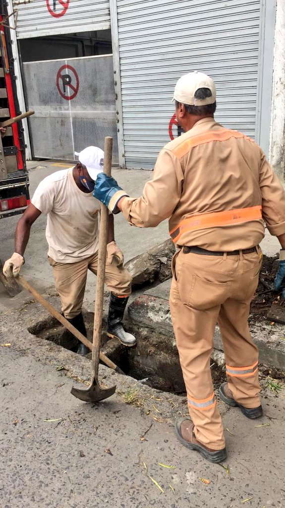 EMCALIoficial's tweet photo. Durante todo el día, hemos adelantado maniobras🚧 de limpieza🚯 y reposición de tapas del alcantarillado,  en varios puntos de la carrera 10, como parte de la estrategia de #ZonasAsépticas que adelanta la @AlcaldiaDeCali.

#TeQueremosCali 💙❤️💚
Estamos #TrabajandoParaTi 🤝 https://t.co/CSbLmdZpQ1