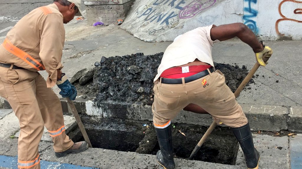 EMCALIoficial's tweet photo. Durante todo el día, hemos adelantado maniobras🚧 de limpieza🚯 y reposición de tapas del alcantarillado,  en varios puntos de la carrera 10, como parte de la estrategia de #ZonasAsépticas que adelanta la @AlcaldiaDeCali.

#TeQueremosCali 💙❤️💚
Estamos #TrabajandoParaTi 🤝 https://t.co/CSbLmdZpQ1