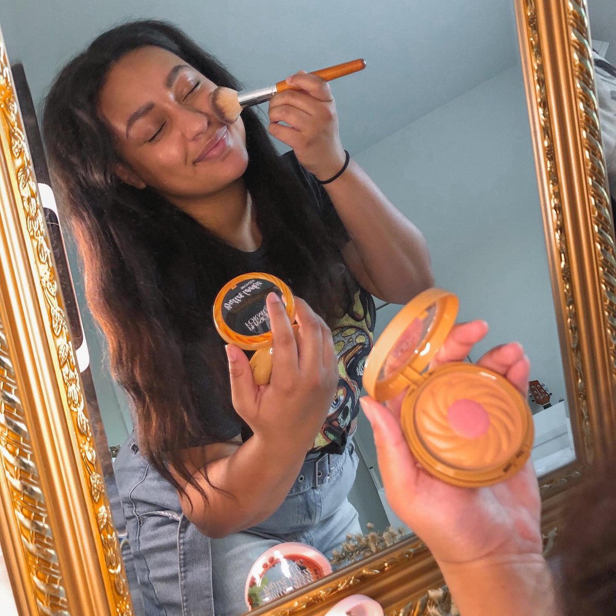 PFCosmetics's tweet photo. 2-in-1 glow: Beauty @feliciiaanicole gets her bronze AND blush  on with Butter Cookie Bronzer, a bronzer blush duo part of our limited edition Butter Cheat Day collection! 
#ButterCheatDay #physiciansformula https://t.co/RlGG1Und4S