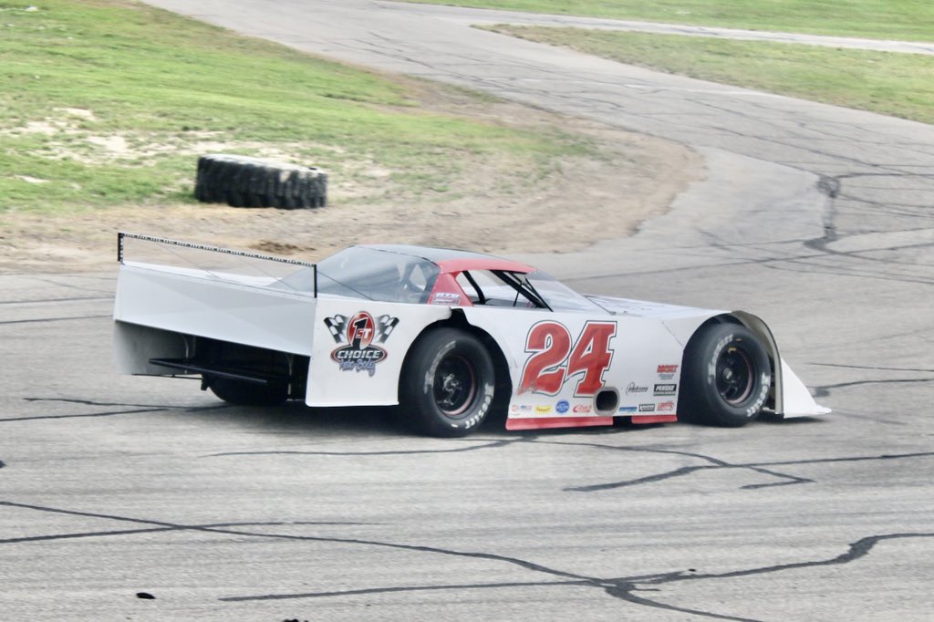 RacingAmerica's tweet photo. .@TylerRoahrig sets a new track record in #DixieClassic qualifying at @BR_speedway.
7:30ET📺: https://t.co/TODzH0gQFJ https://t.co/azbLqUpkzB
