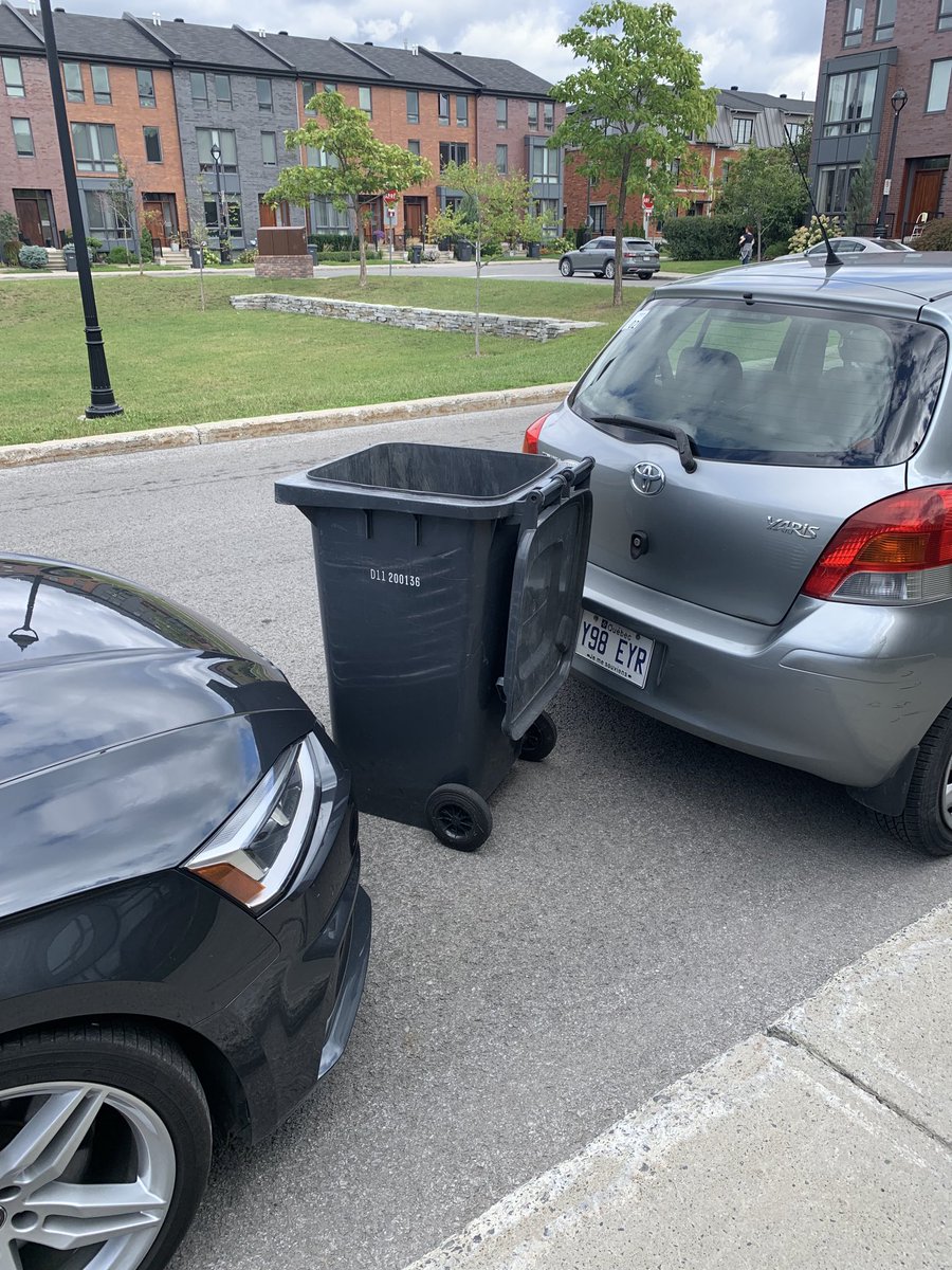 prodrigue's tweet photo. Arrondissement différent (Saint-Laurent plutôt que Ville-Marie) mais même « je-m’en-calisse » des éboueurs, bacs brun, vert ou noir. #villedemontreal https://t.co/4eAswVsPgA