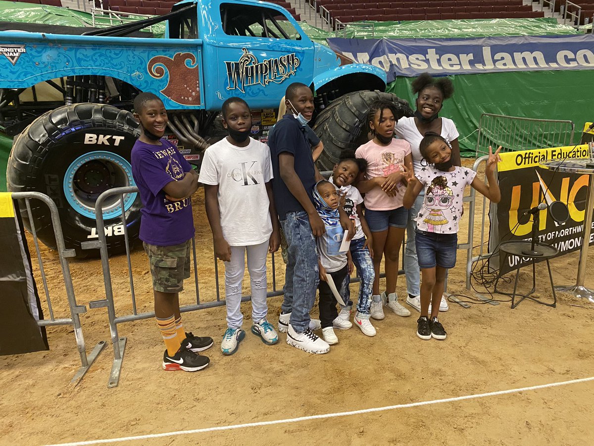 CedMayo's tweet photo. Kids enjoying themselves #MonsterJam https://t.co/4HtzBjgsMM