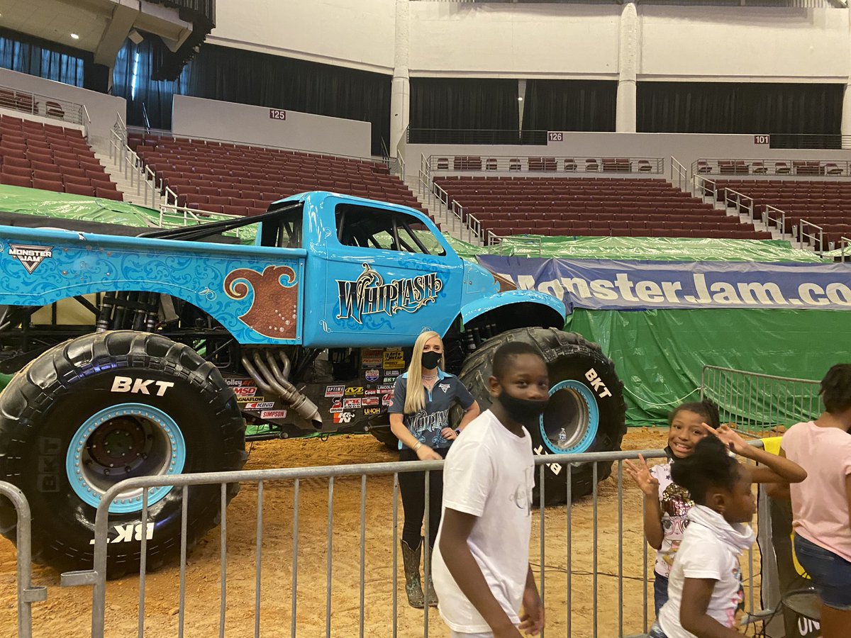 CedMayo's tweet photo. Kids enjoying themselves #MonsterJam https://t.co/4HtzBjgsMM