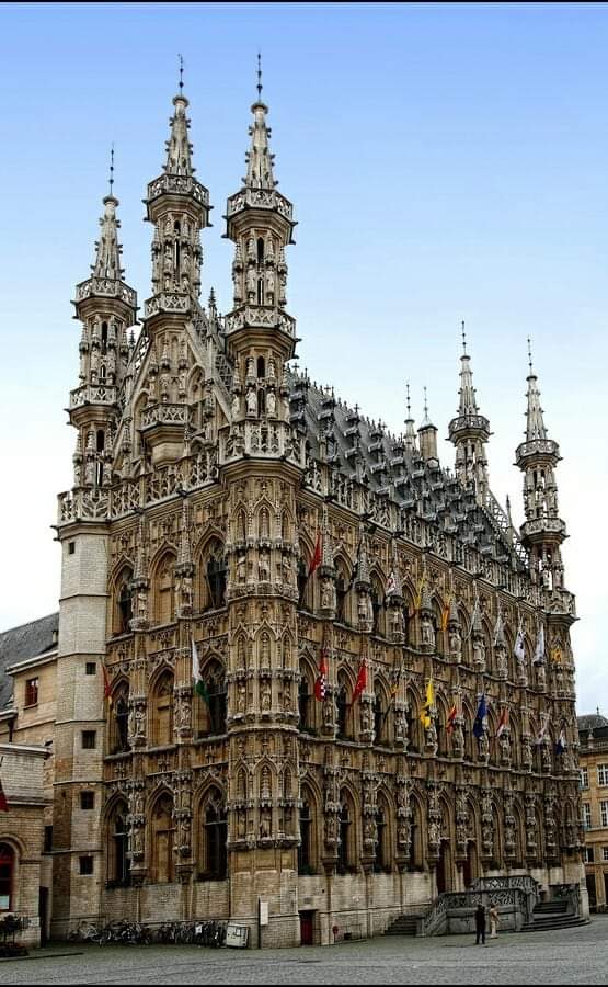 redhistoria's tweet photo. Ayuntamiento de Lovaina, Bélgica (Siglo XIV). Arquitectura de estilo gótico. https://t.co/yAcNRCwmsT