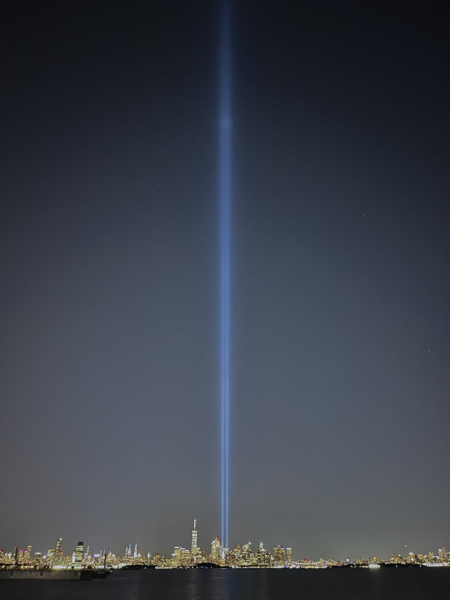 9.11から20年。ニューヨークの夜空を照らす二筋の光が、そこにあるはずだったツインビルを再現しています。#TributeinLight