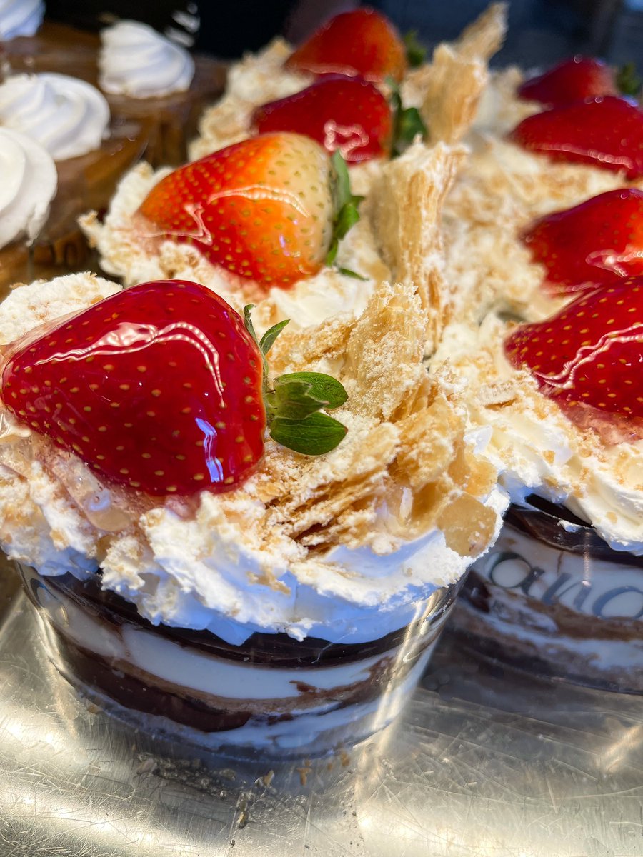 Feelin’ fresh!!! #sweet #dessert #millefeuille #dessertlover #fresh #chocolate #stawberry #bake #baker #bakery #cafe #torontocafe