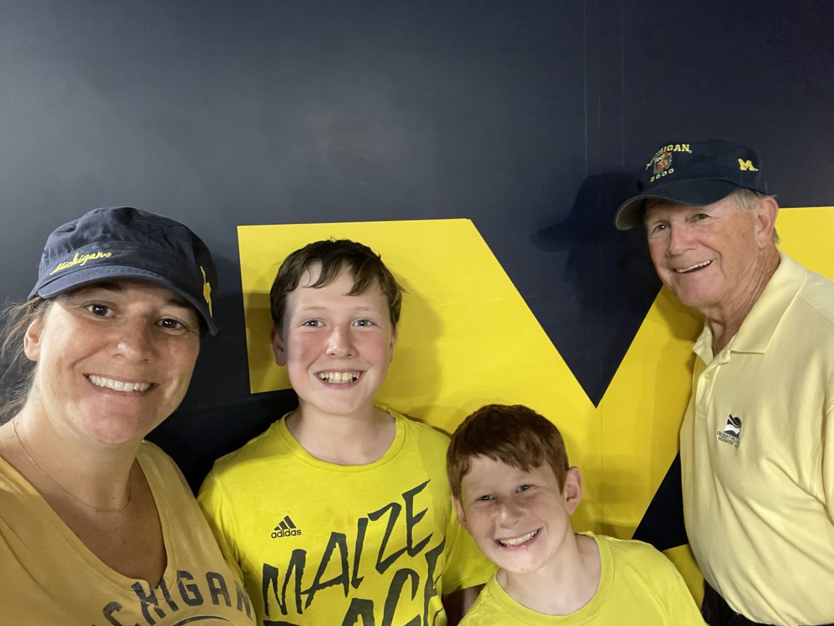 jliddico's tweet photo. Even Papa wanted in on the action!!  #WearMaize #GoBlue https://t.co/vD6XydeHl2