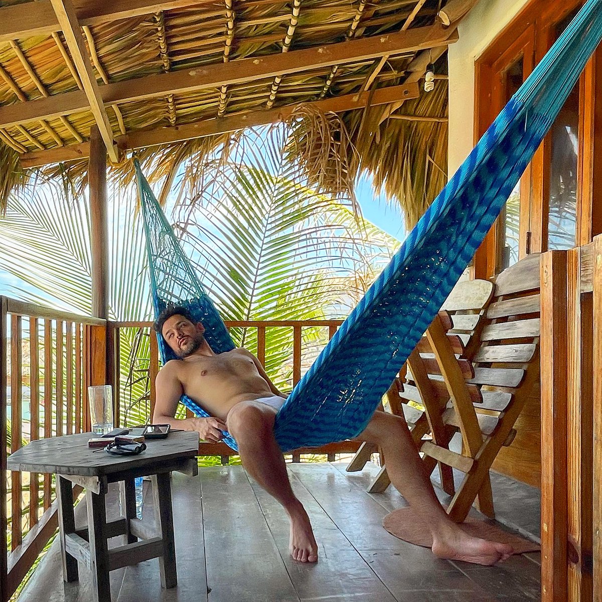 Mentalmente estoy aquí y físicamente, a unas horas de volver 🏝🌊☀️ Ojalá les guste la peli que estamos haciendo.
Ten bonita semana y si tú crush no te pela! Que chsm, yo si!😘

🚨faltan 5 días para que vean mi participación especial en <a href="/Juegodellaves/">El Juego de las Llaves</a> @primevideomx @streampantaya