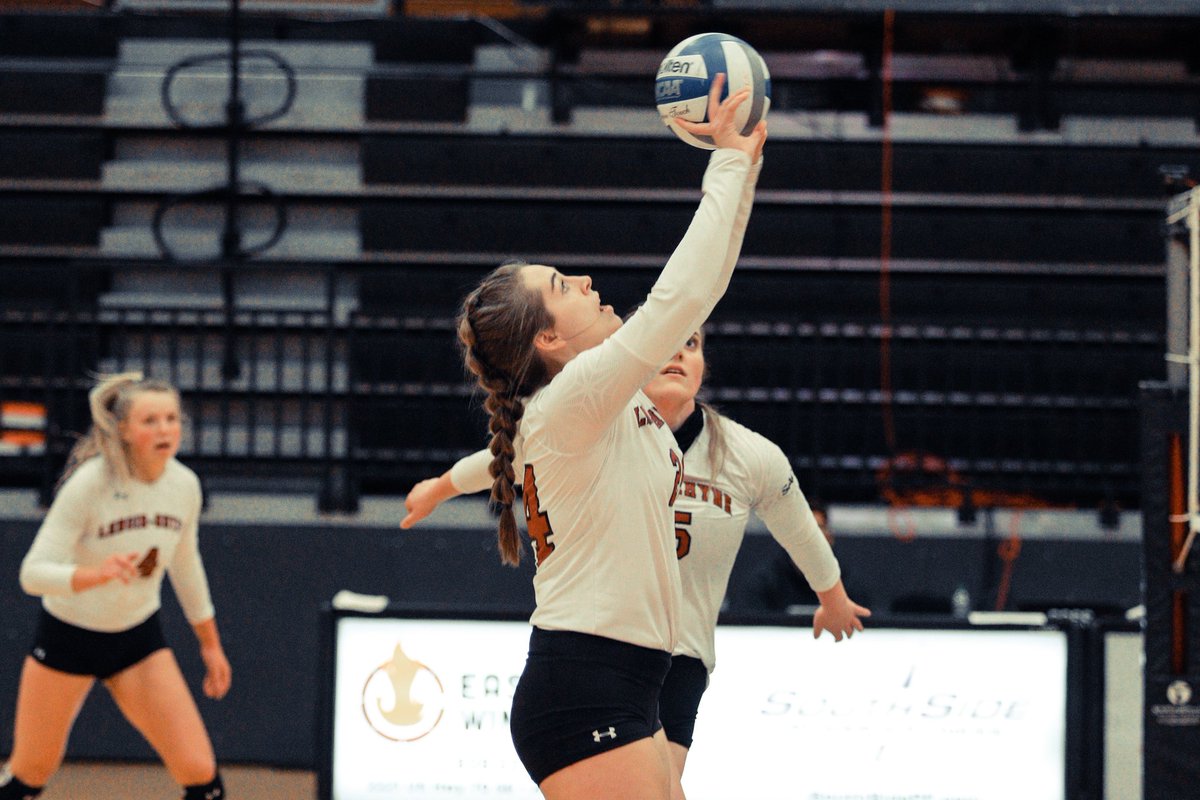 LRUVB's tweet photo. Coming back to Hickory with 2️⃣ five set DUBS!
Today’s Top 4️⃣ Performers:
@tprall32 | 38 kills, 29 digs
Bewick | 61 digs
Hulsey | 40 assists
Hamilton | 42 assists, 5 digs
#GOBEARS #BetweenTheBlocks https://t.co/Z81bJ348K5