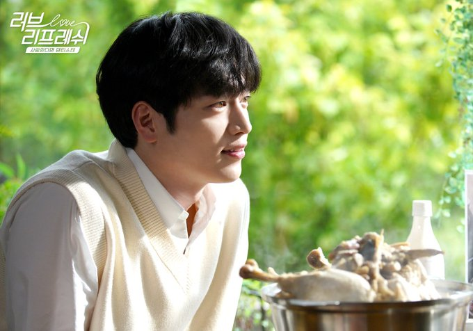 Mis_kdramas's tweet photo. #LoveRefresh es un webdrama (3 cap/10 min que promociona productos de higiene bucal) que para lo poco que dura, es mono, sobre todo si os gusta #SeoKangJoon🥰,un escritor que vive una historia de amor unilateral con una de sus 3 amigas🤔, les pide consejo para su nuevo guion...😅 https://t.co/Gra5r1BUF6
