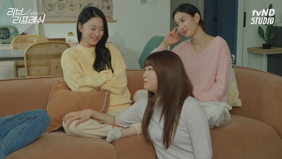 Mis_kdramas's tweet photo. #LoveRefresh es un webdrama (3 cap/10 min que promociona productos de higiene bucal) que para lo poco que dura, es mono, sobre todo si os gusta #SeoKangJoon🥰,un escritor que vive una historia de amor unilateral con una de sus 3 amigas🤔, les pide consejo para su nuevo guion...😅 https://t.co/Gra5r1BUF6