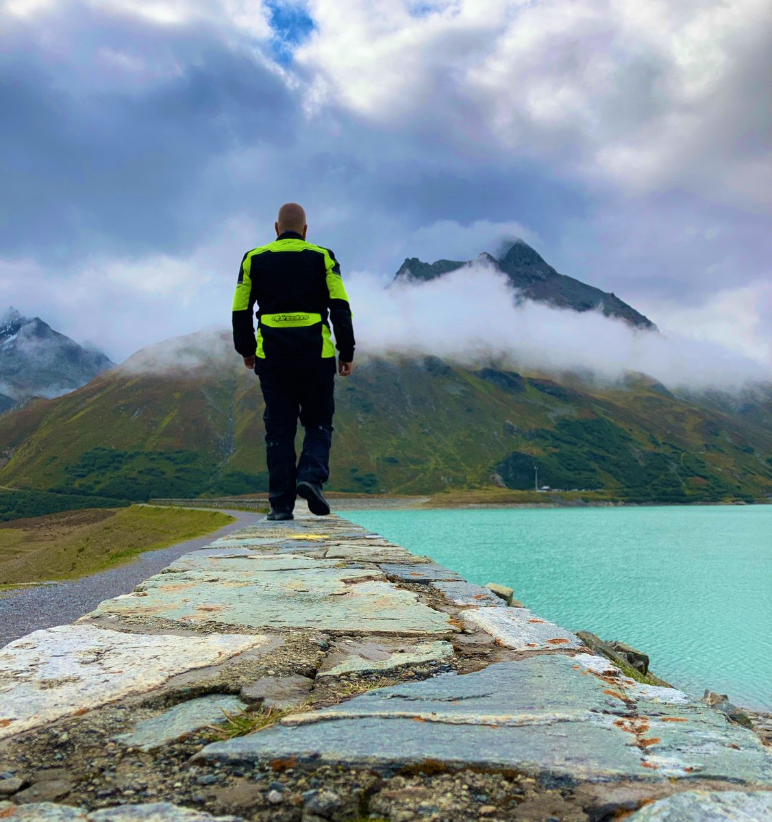 Rakas matkapäiväkirja

Matka ehtoopuolella. Pitäisi nukkua, tiedän, vielä on ajopäivä. Mutta ei vaan saa ajatuksilta rauhaa.

Koettanut, ettei tämä olisi mikään pirun joutsenlaulu. Ajettu paljon, paikoin kovaa, pysähdytty pysähdyttäviin paikkoihin. Muistuttaa liiaksi elämää 😔