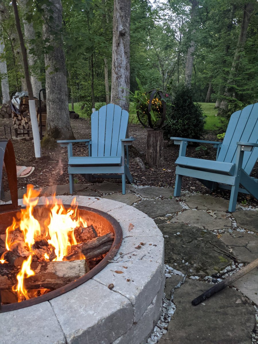 EllermanLindsay's tweet photo. Perfect weather for a fire. #lakelife #hangonsummer #Ellerman2021 @CoachEllerman 😚🌞🌜🔥 https://t.co/8CNjS410rV