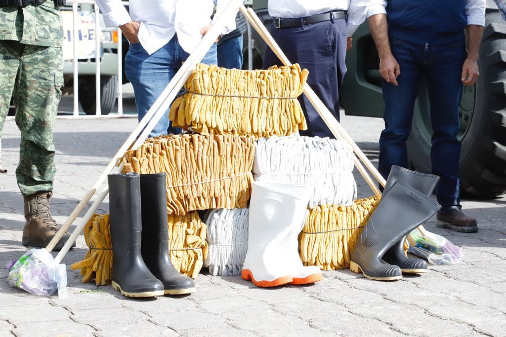 omarfayad's tweet photo. Le pido por favor a la ciudadanía donar botas largas para lluvia o impermeables para apoyar las acciones que estamos realizando en Tula. ¡Gracias a todas y a todos por sumarse a esta causa! https://t.co/ACuFHWmUGy