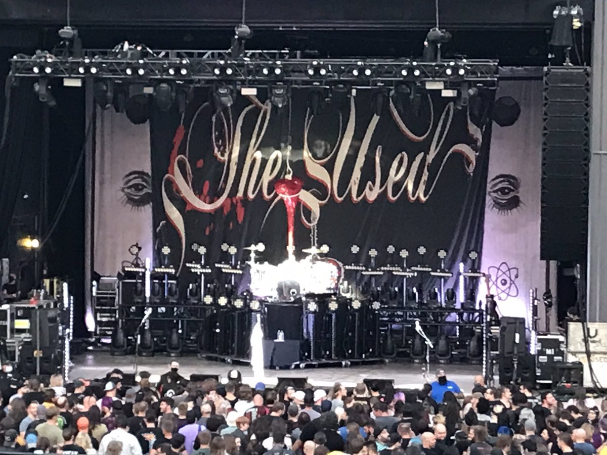 TheNiktionary's tweet photo. This is happening #TheUsed at #expresslive @WeAreTheUsed https://t.co/f2iR69m8kf