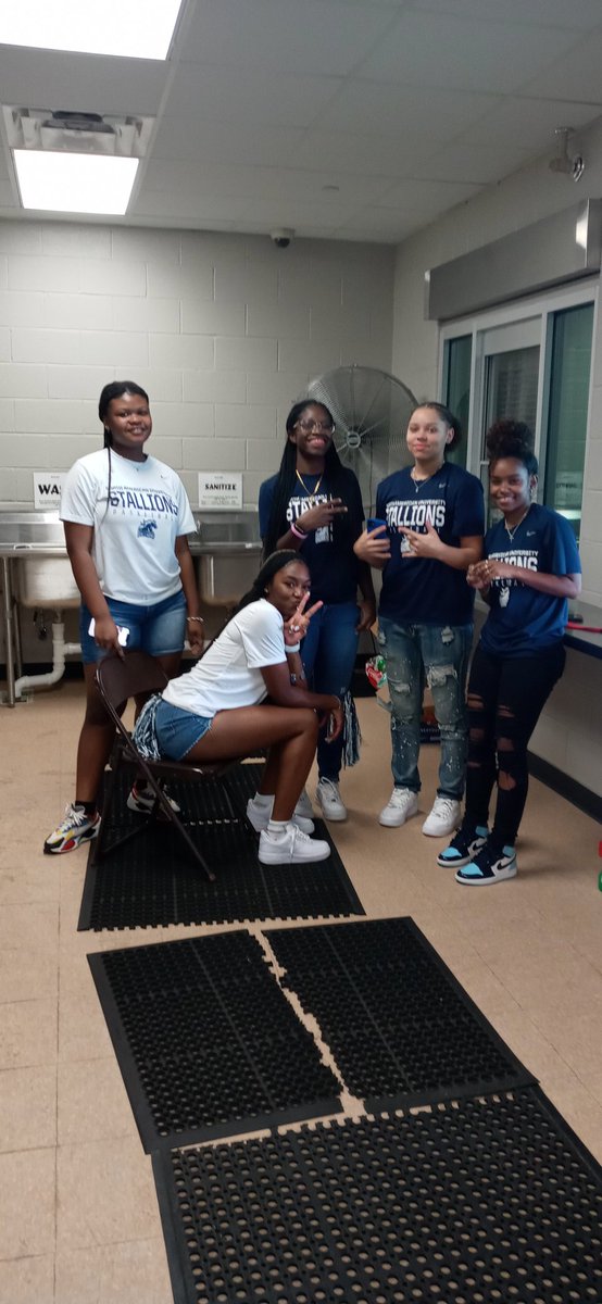 NauWbb's tweet photo. 1st Home Game🏈🏈 https://t.co/GzBuczaCzH