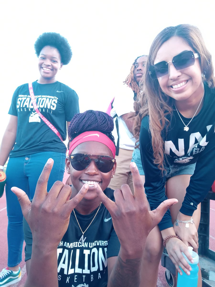 NauWbb's tweet photo. 1st Home Game🏈🏈 https://t.co/GzBuczaCzH