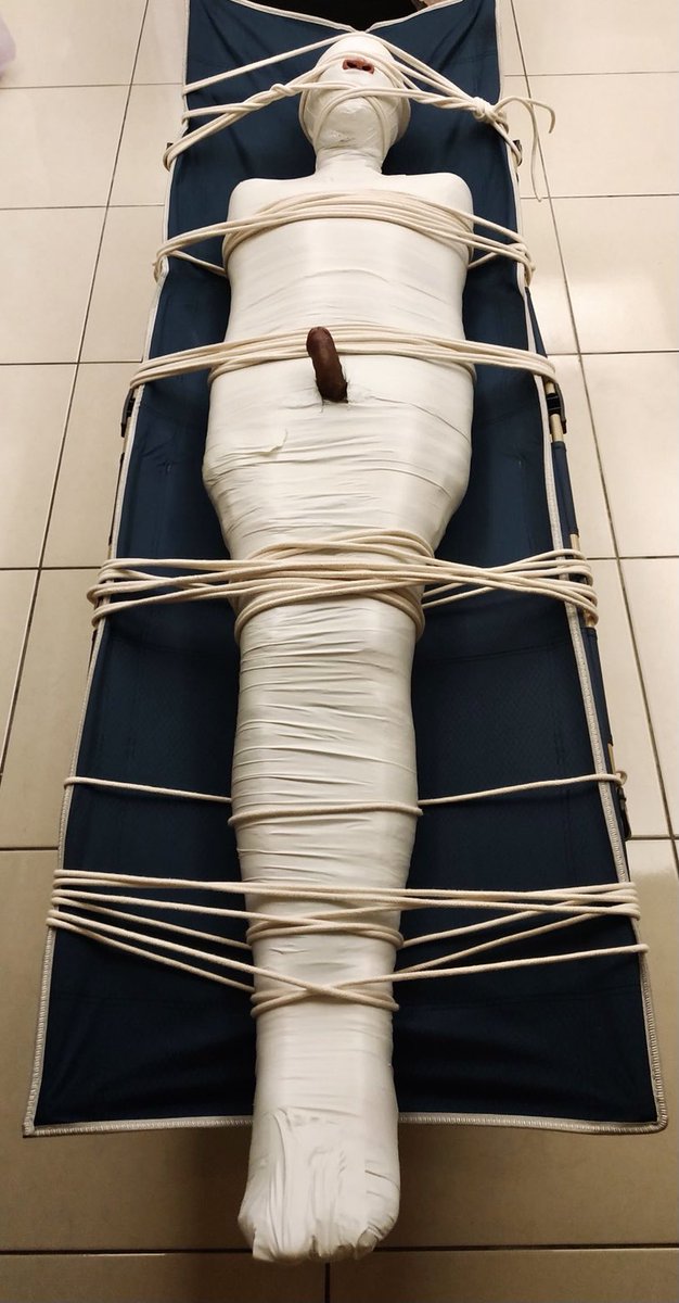 全自身膠帶木乃伊加繩子完全固定
手腳還分開包固定，完全動彈不得～