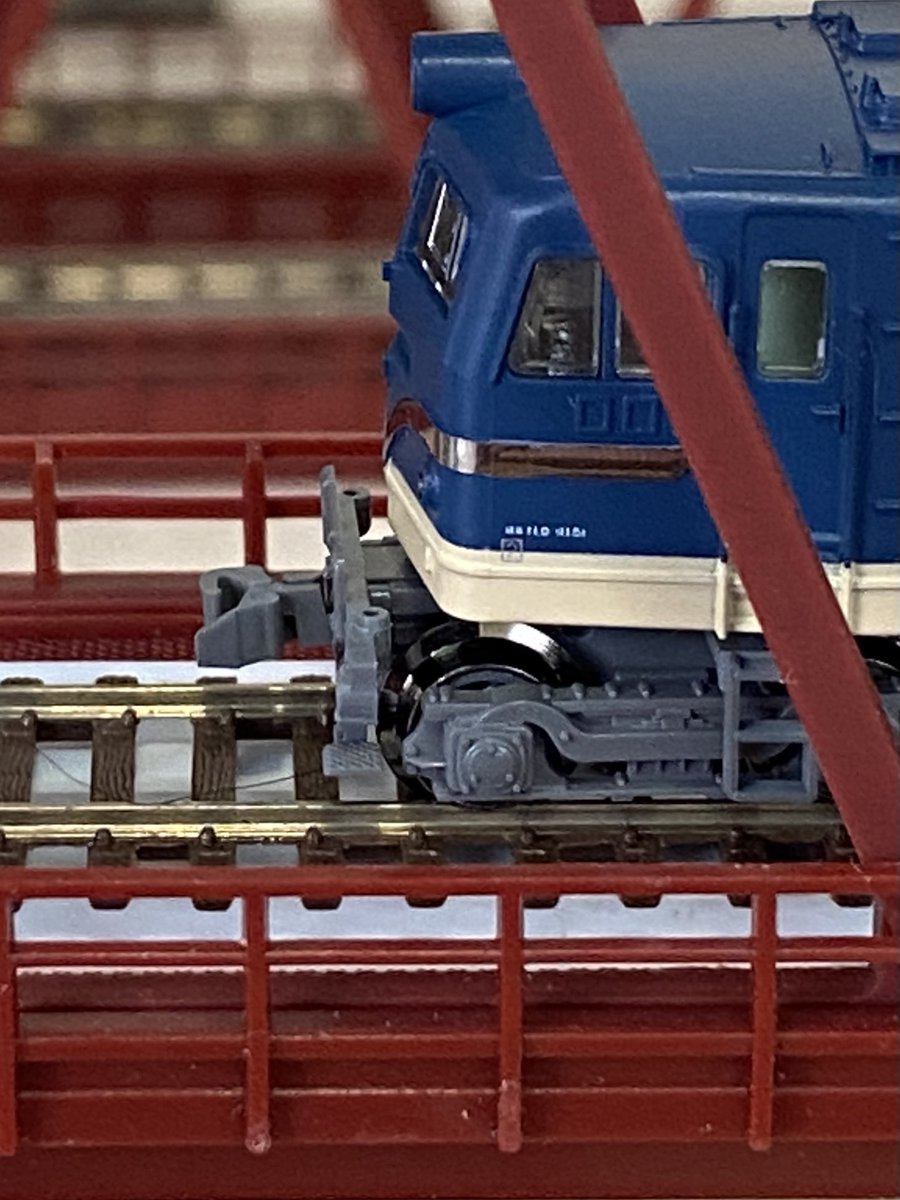 NscaRealworld's tweet photo. マイクロエンジニアリングのcode40はレールの高さが抑えられており、レール単体で見ればリアルです。横から見ると雰囲気があって非常に良く、ところが前から見ると、code55や80より広軌ぶりが目立ちます。目の捉え方ですね。
#Nゲージ
#鉄道模型
#EF58
#code40 https://t.co/qeXL2wQxS7