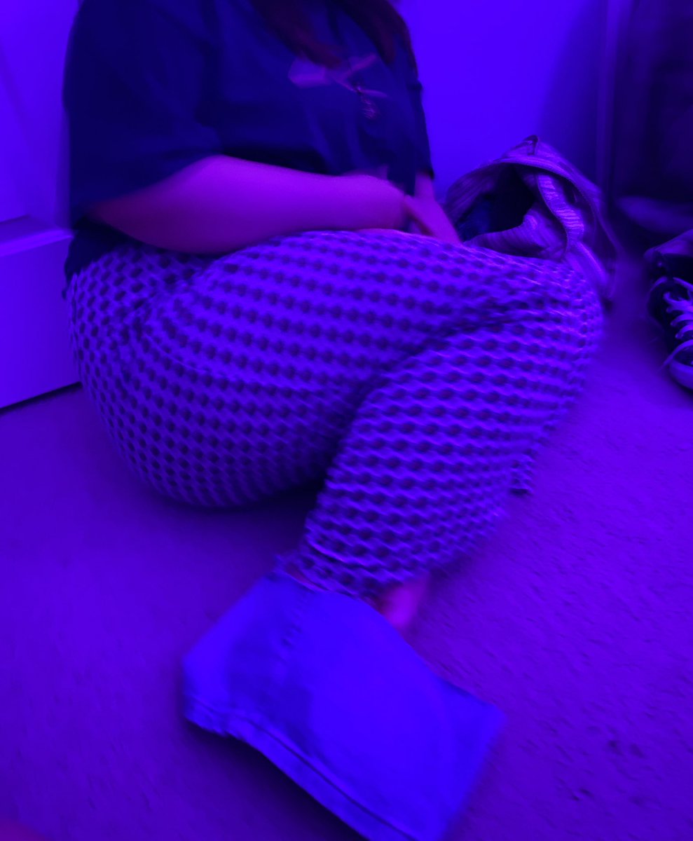 sarahjohnson22_'s tweet photo. when ur friend doesn’t give you a blanket so you have to use a scrap of jean https://t.co/u8SAeRkOuc