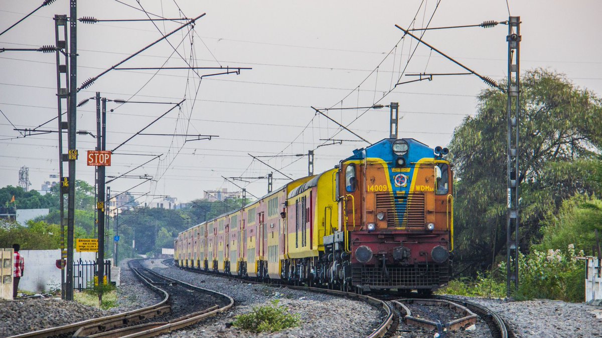 RailPostLens's tweet photo. The Extinct Train

Double Decker Express between Tirupathi and Kacheguda with WDM3A class loco from Gooty Diesel Loco Shed- 14009 of South Central Railway.

Photo: Prithvi Raj Chiyyodu @Prithvie20019 

Location : Kacheguda https://t.co/JN03g1dz4W