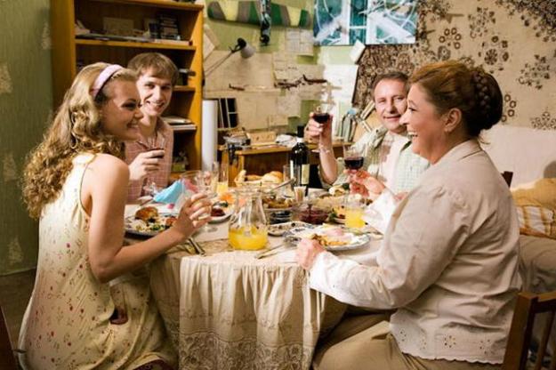 Сегодня ДЕНЬ СЕМЕЙНОГО ОБЩЕНИЯ

В русской культуре  семья - это единый целостный организм, каждый член которого выполняет свои обязанности. Муж добывает ресурсы, пропитание и обеспечивает защиту, а жена создает уют и комфорт в доме, рожает и заботиться о… t2p.pw/bRrKh7VCsn