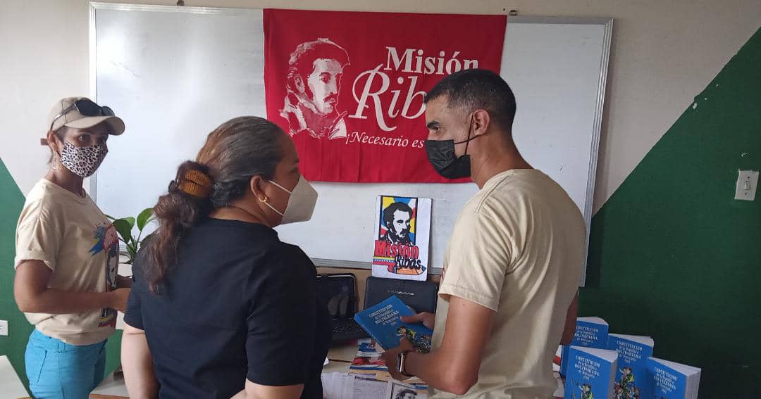 SCMisionRibas's tweet photo. En despliegue de la Min @_LaAvanzadora por el EDO Bolivar junto al Candidato a la Gob y Alcalde de Caroní, La #MisiónRibas y sus los MovSociales estuvieron presente en la atención social de la población. VENCIENDO JUNTO AL PUEBLO @NicolasMaduro @DhelizAlvarez #LaClaveEsVacúnarse https://t.co/giv9wu1UVO