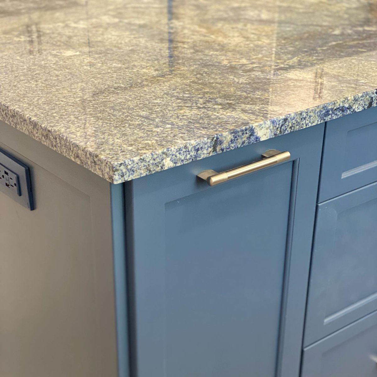 ExclusiveCAD's tweet photo. https://t.co/Nx7YqqaWGN
I always say, the countertop pulls everything together, and u can see how!!! Wow the colors in this granite natural stone counter are perfect complement to these custom cabinets!! #kitchen #kitchens #kitchenremodel #kitchendesign #kitchend https://t.co/84LUWk1WUP
