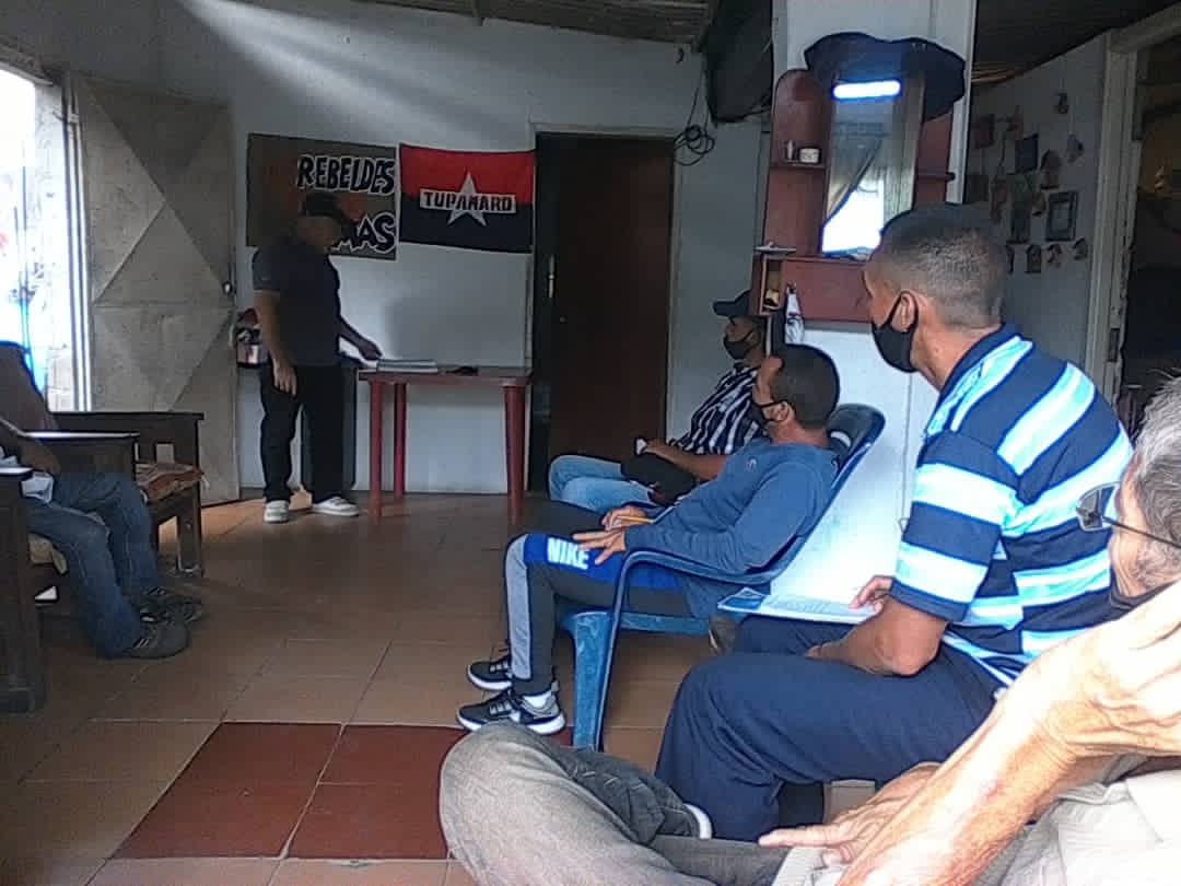 MRT_yaracuy's tweet photo. #11deSep En éste año de #FormacionYOrganizacion nuestra militancia continúa con los círculos de formación. Desde el municipio @Cocorote, Gonzalo Chirinos nos explica el camino que está construyendo Tupamaro🔴⚫📚📖
#ComunicacionRebelde
@WBenavides_MRT
@TupamaroMRT https://t.co/pqeSpHKfbM