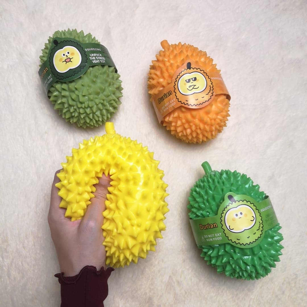 aqlh_sd's tweet photo. Kucing dan durian untuk hilangkan stress semua orang 😂

Tapi bagus untuk kemahiran motor anak tau, dan boleh menguatkan otot tangan juga

Ada yang nak? https://t.co/GfdpOC3OII