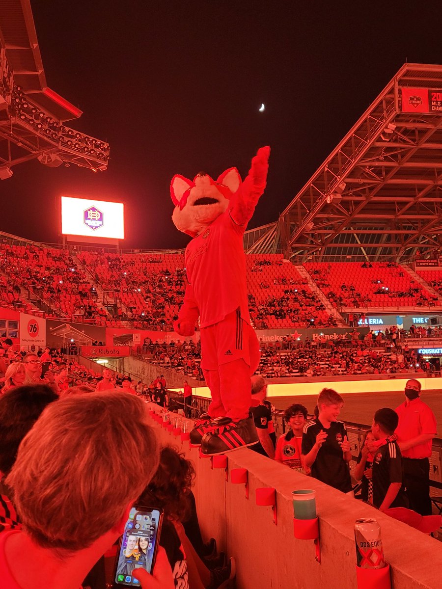 TerryPhipps2's tweet photo. @HoustonDynamo Diesel is reaching for the stars (or the moon at least) https://t.co/55EjQPiWm5