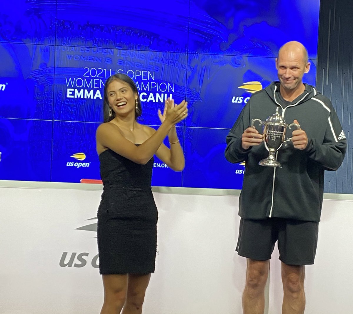BenRothenberg's tweet photo. Raducanu presents coach’s trophy to her coach, Andrew Richardson. 

#USOpen https://t.co/ih5xNijm6l