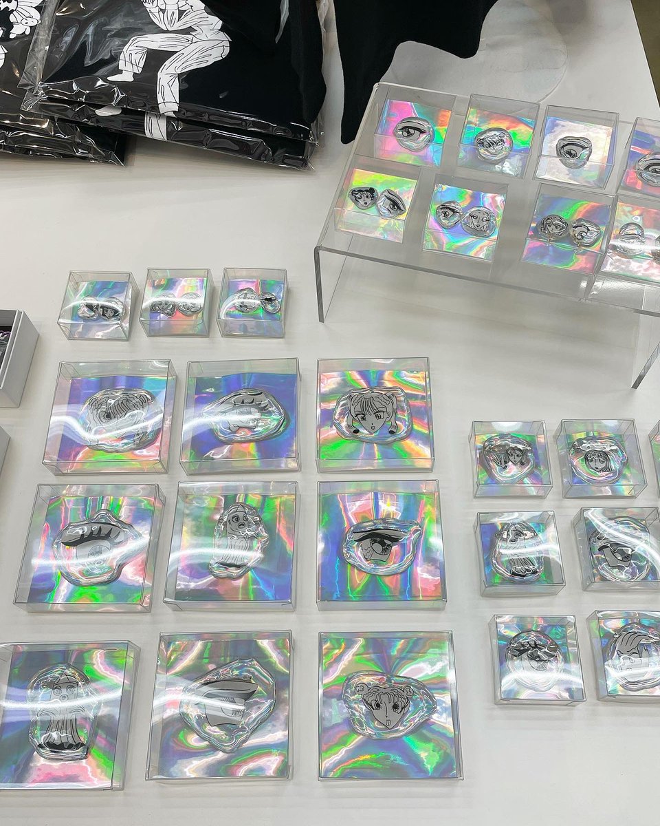 Krabert_krabert's tweet photo. 会期終了まであと8日。
素敵な展示です！

抜水摩耶個展「乱反射」
2021.8.26 - 9.20
NADiff A/P/A/R/T 
@mayanukumizu 
@NADiff_apart 

抜水摩耶×krabert 
原画をレジンでとじこめたパーツ付きのものや、直接ドローイングした生地で制作しました。NADiff Online Storeでも購入できます。 https://t.co/h9mizQbKEV